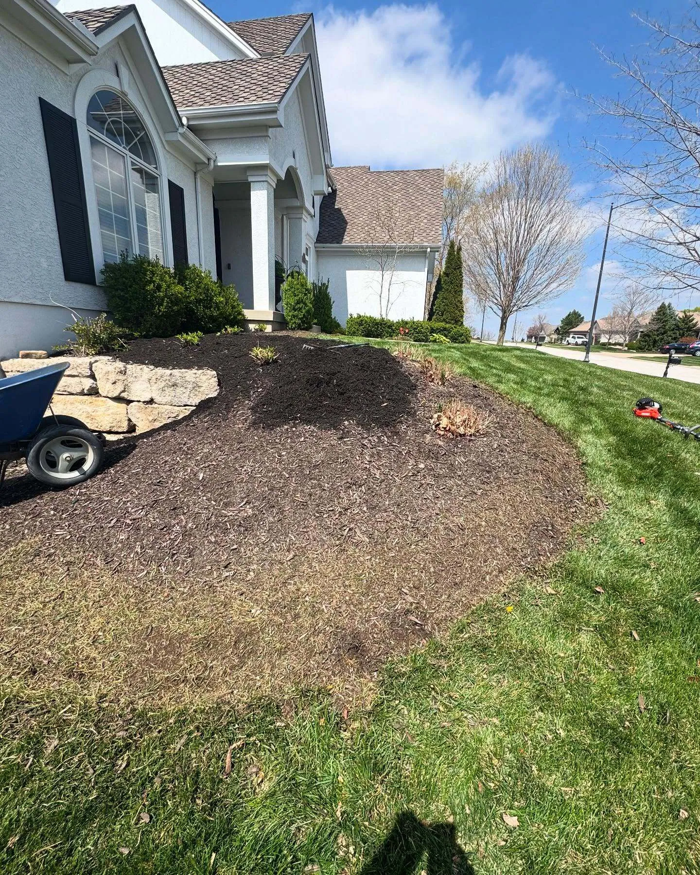 Professionally landscaped mulch bed with clean borders